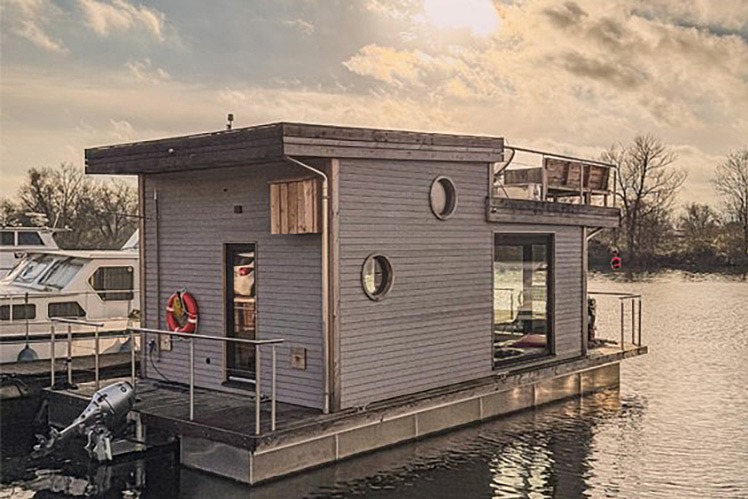 Benjamins Tiny Hausboot bei Sonnenuntergang