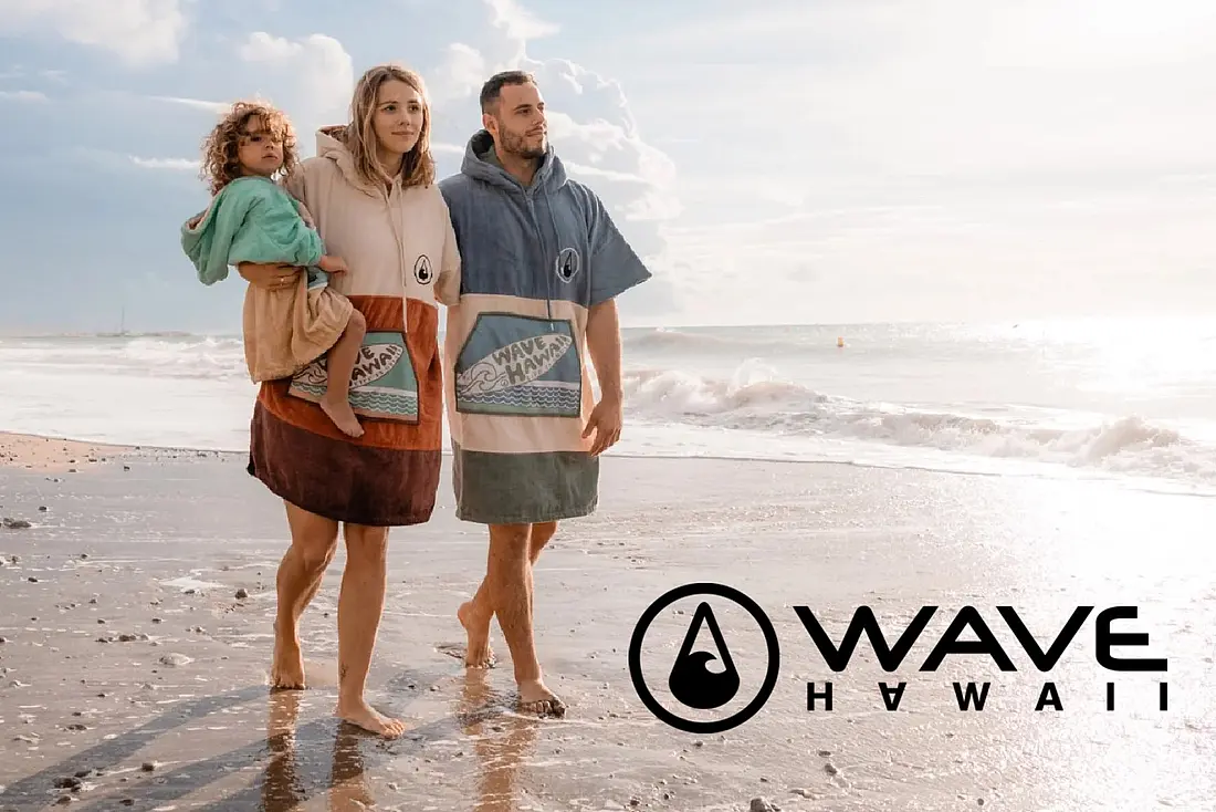 Junge Familie am Strand und Wave Hawaii Logo