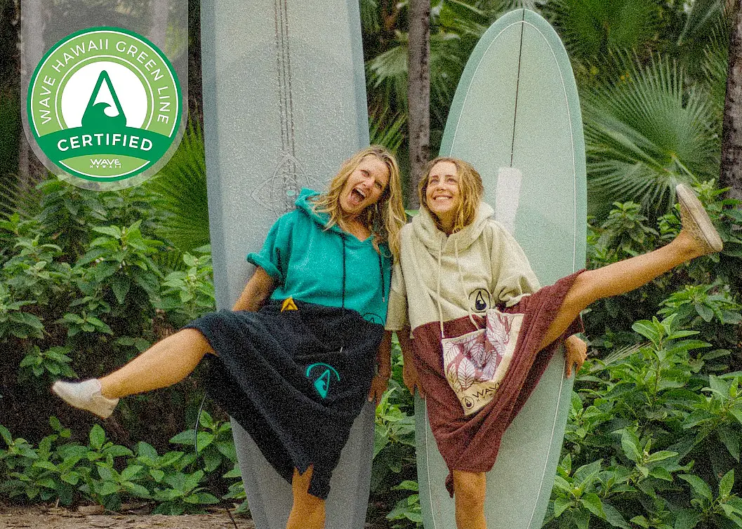 Zwei junge Frauen mit Surfbrett und Siegel "Wave Hawaii Green Line" Certified