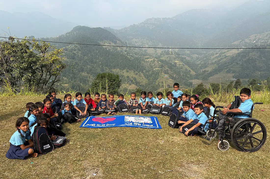 Eine Schultasche für jedes Kind in Nepal