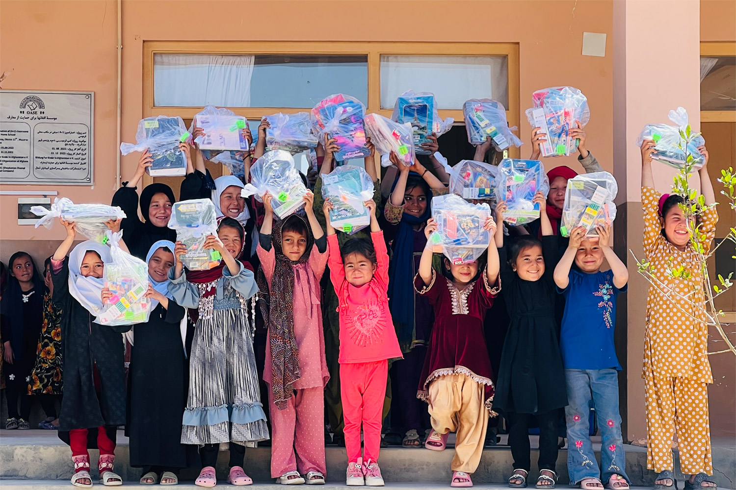 Kinder halten ihre neuen Schulranzen in die Luft